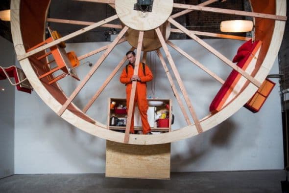 Hay veces que la monotonía de la vida se siente como una rueda de hámster gigante. De eso se trata el último performance de los artistas Ward Shelley y Alex Schweder de Brooklyn, quienes crearon una rueda de hámster de tres pisos en la que tendrán que coordinar cada movimiento durante 10 días. El performance llamado "En "rbita", está ubicado en una antigua sala de calderas en Williamsburg. Durante el performance, Schweder y Shelley van a comer, dormir, trabajar, ir al baño, etc, sin bajar de la rueda.