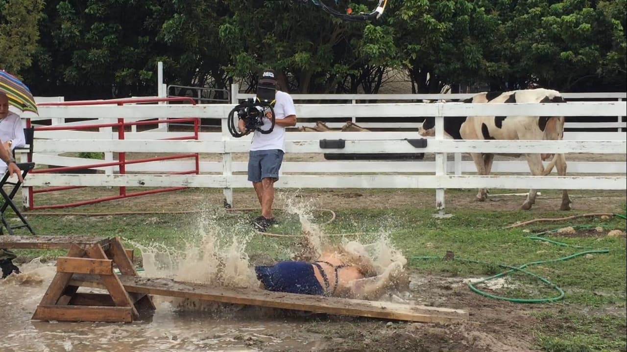 Al lodo fue a parar mientras desfilaba.