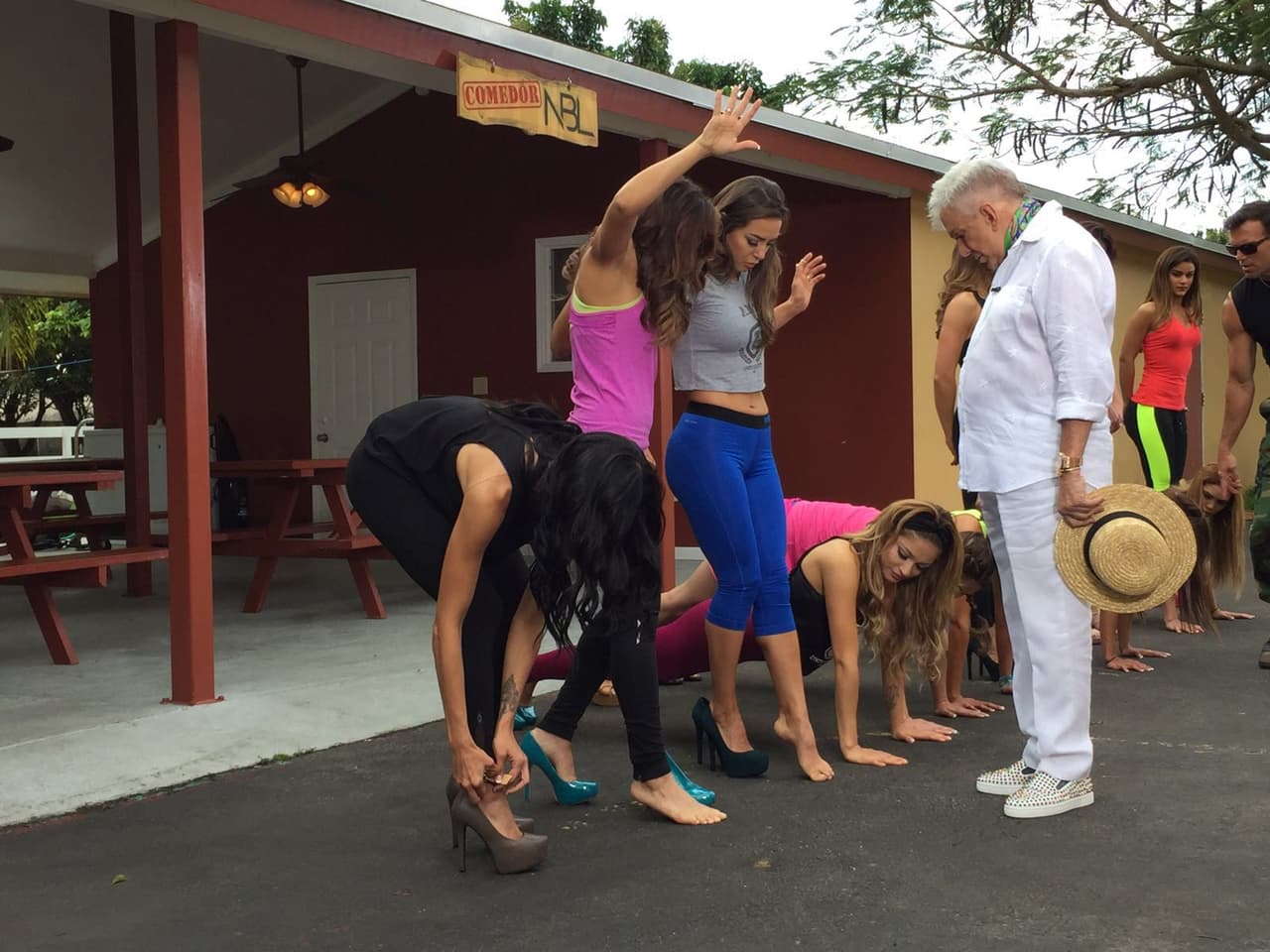 Y a hacer ejercicio se dijo, ¡en tacones!