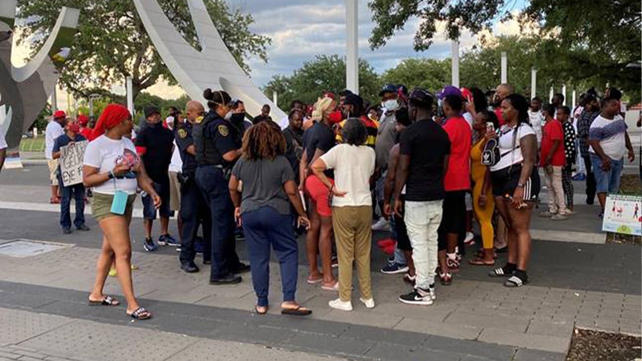 Protestan en Houston por la muerte de un afroamericano en incidente con la policía de Minneapolis
