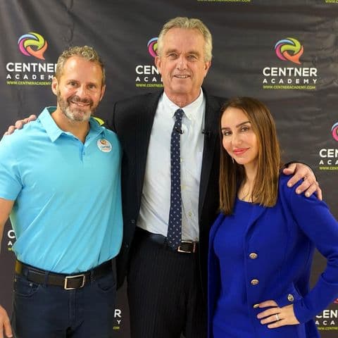 Escuela de Miami pide a su personal no vacunarse contra el coronavirus, con argumentos falsos y confusos sobre las vacunas