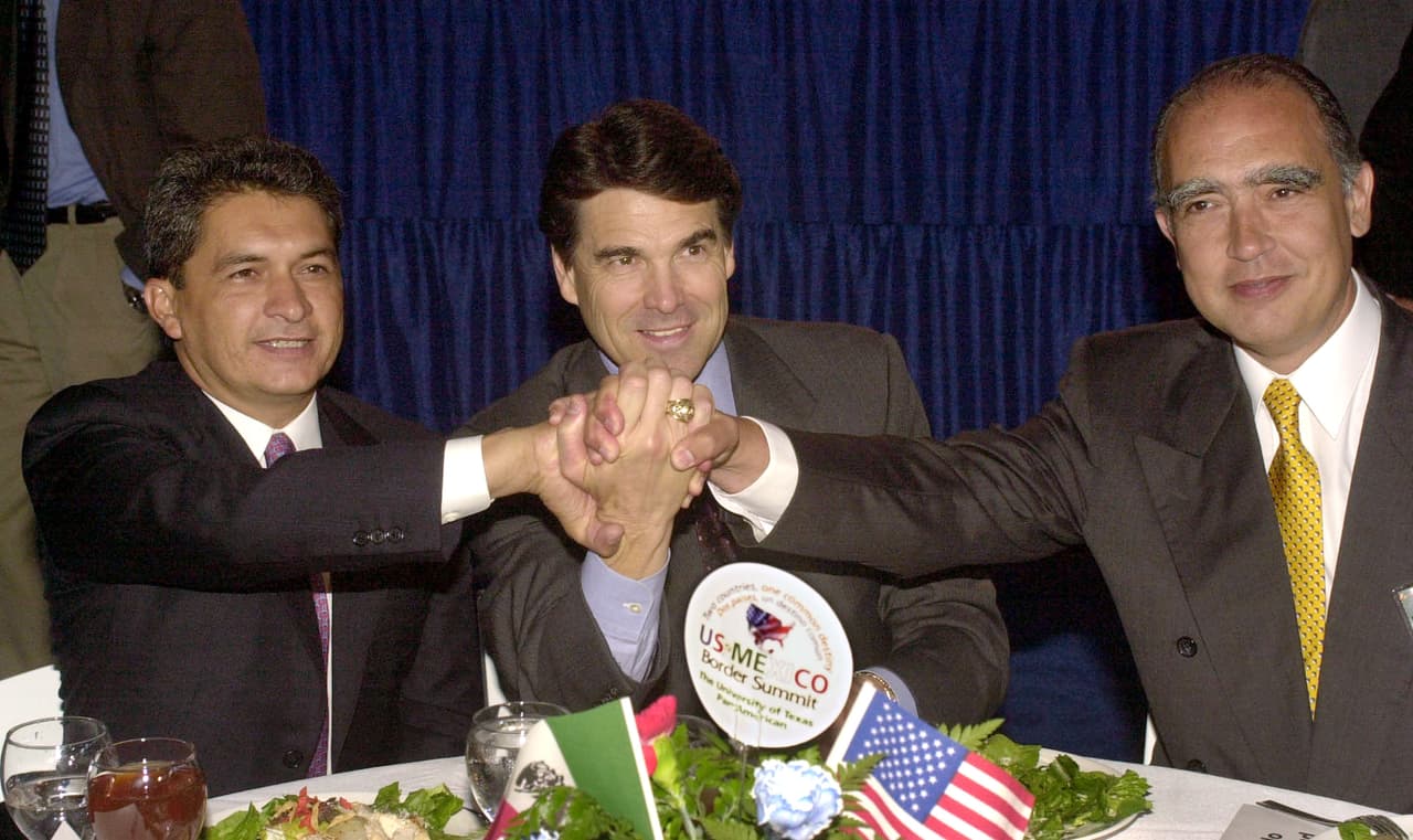 En 2001, el gobernador de Texas, Rick Perry, se reunió con los gobernadores mexicanos de Tamaulipas y Nuevo León en una cumbre en la frontera.