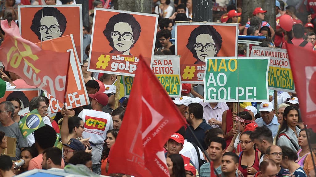 La sociedad brasileña está polarizada y en las últimas semanas partidarios y detractores de Rousseff han salido a las calles. En la imagen, una manifestación a favor de la presidenta.