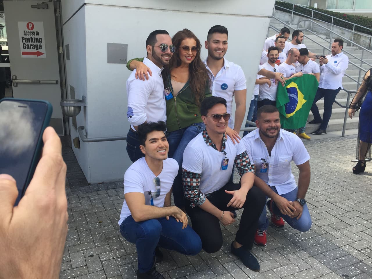 Los fans hicieron fila para tomarse la foto y pedir un autógrafo a la cantante.