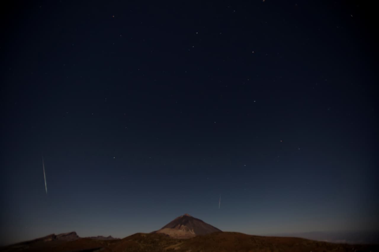 <b>¿Hacia dónde mirar?</b>
<br>Los expertos recomiendan a aquellos que son novatos en el ejercicio de observar las estrellas que busquen la constelación de Orión que marcará toda la zona de observación. La constelación de Orión es fácilmente identificable por las 3
<b> estrellas principales que la componen: Alnitak, Alnilam y Mintaka, </b>esas mismas que en la cultura popular son conocidas como “Las Tres Marías” o “Los Tres Reyes Magos”. 
<br>