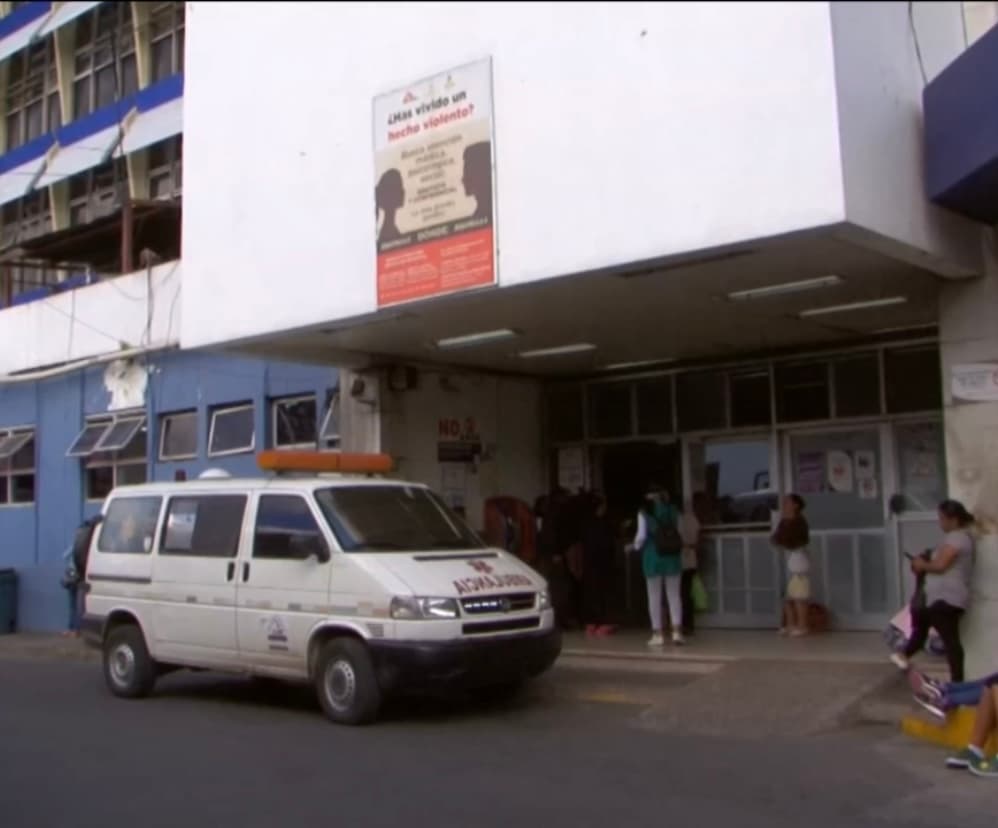 Las quemaduras eran tan graves que varios hospitales públicos no pudieron recibir a Isaac debido a no tenían el equipo necesario o el personal suficiente para atenderlo. Al final, Isaac terminó en un centro de salud en Tegucigalpa donde, 
<b>por si fuera poco, también se contagio de <a href="https://www.univision.com/temas/coronavirus">covid-19</a>. </b>
<br>