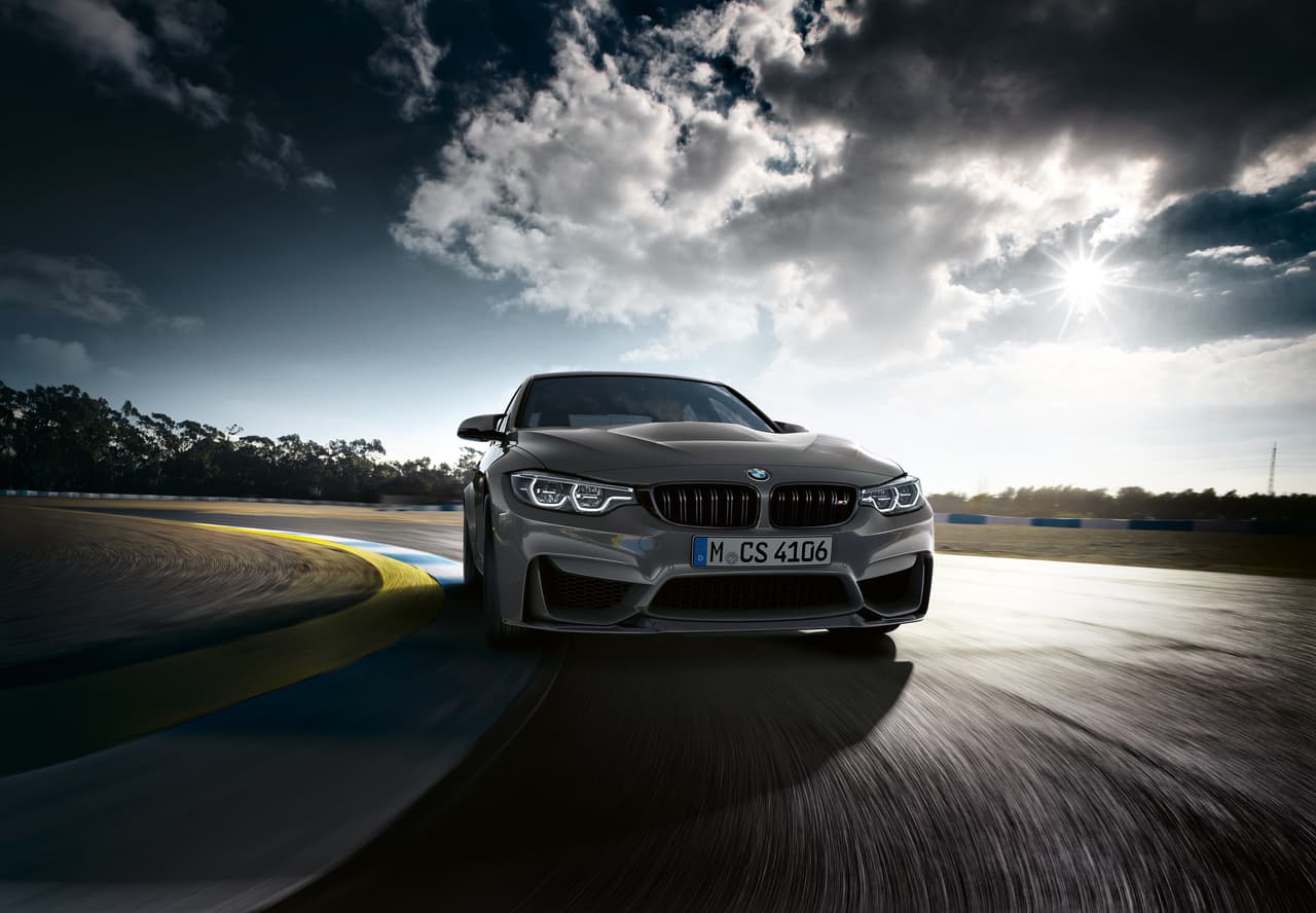 <b>BMW M3 CS</b>
<br>Obviamente su hábitat es la pista, donde se podrá poner en práctica su motor de seis cilindros en línea de 453 hp y 442 lb-pie de torque. Su transmisión es automática de doble embrague y siete velocidades. Llega de 0 a 60 mph en menos de 4 segundos y alcanza una velocidad máxima de 174 mph (280 km/h).