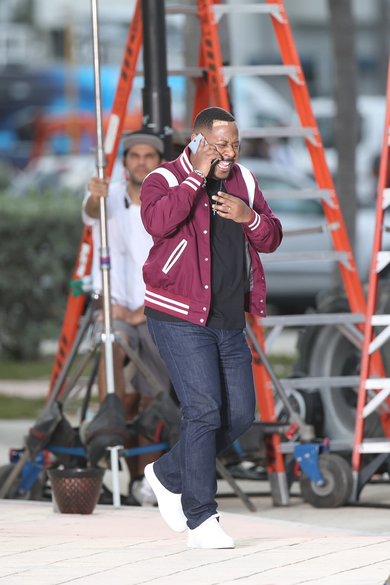 Durante la escena, Martin Lawrence, actuaba hablando tranquilamente por celular. ¿Habrá estado en una llamada tan importante como para evitar que su compañero fuera lanzado desde una ventana?