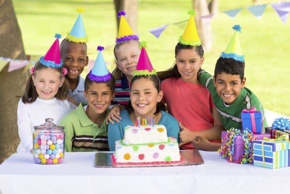 2. Dónde hacer la fiesta Selecciona un lugar económico, de preferencia al aire libre, como un parque o el jardín de tu casa.