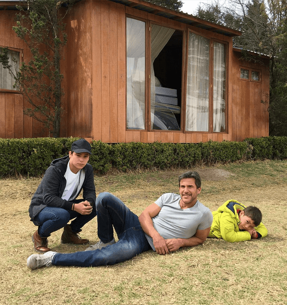 Y aprovecha para llevarlos a la locación de “Un Camino Hacia El Destino”.