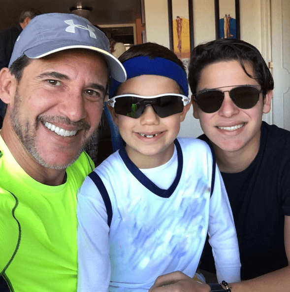 Le encanta compartir fotos de su familia en las redes sociales.