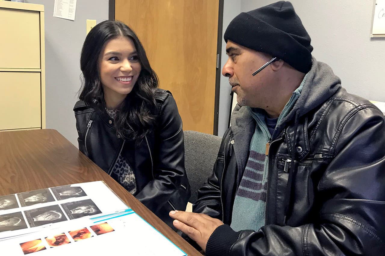 Carlos Rivera, quien fue diagnosticado con cáncer de colon avanzado, tuvo problemas para recibir tratamiento hasta que consiguió seguro con la ayuda de Ziomara Tirado, coordinadora de atención médica en Hope Family Health Center, una clínica sin fines de lucro en McAllen, Texas.