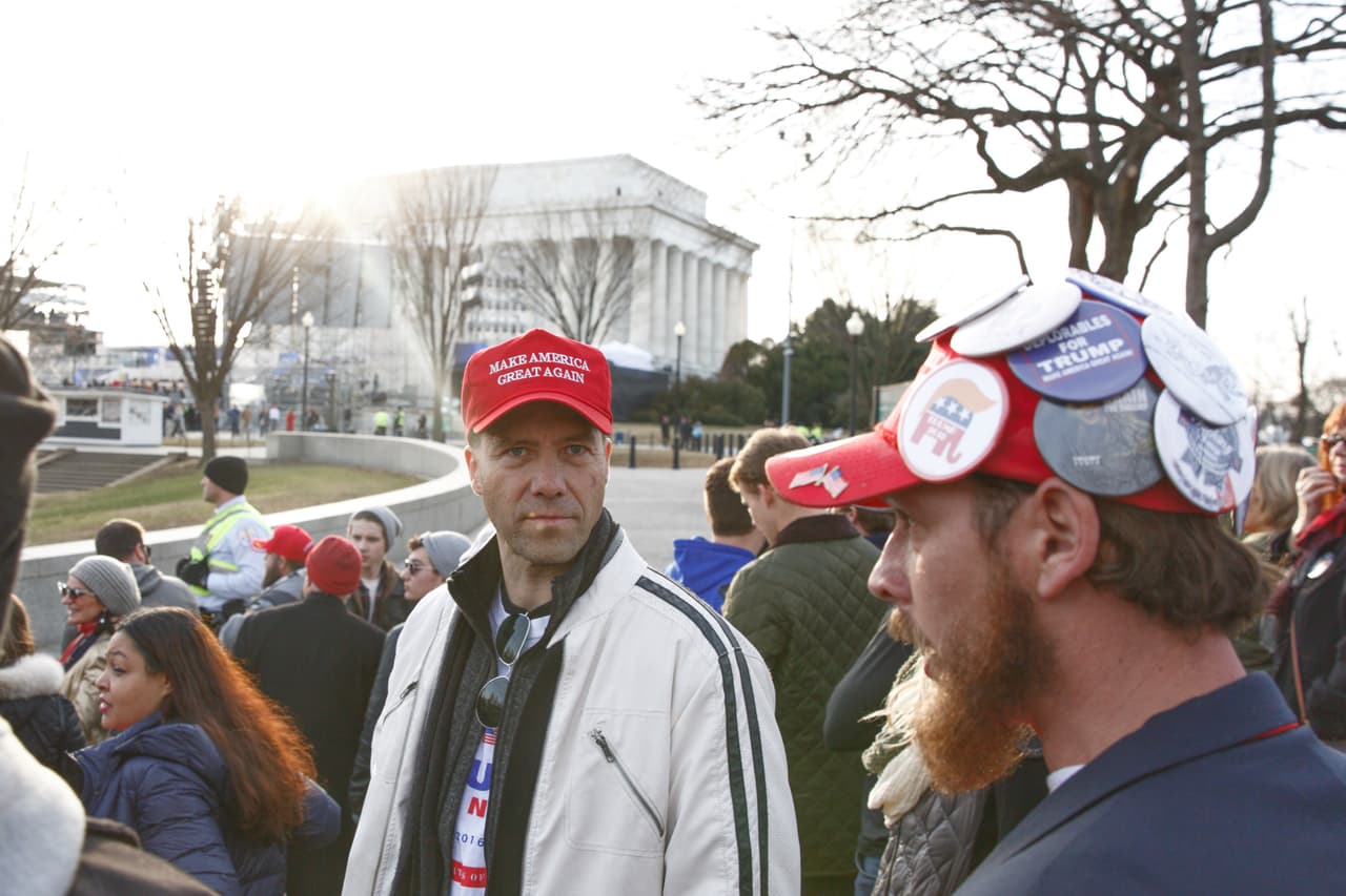 Seguidores de Donald Trump asisten al concierto de inauguración en el Lincoln Memorial de DC.