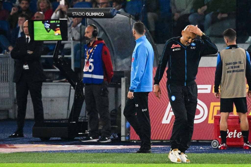 Con Hirving Lozano como titular, el Napoli logró una victoria muy importante fuera de casa por 0-1 ante la Roma, triunfo que mantiene líderes a los de Luciano Spalletti en la Serie A de Italia.