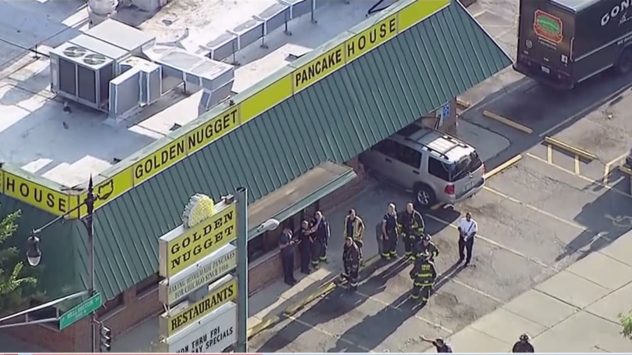 Conductora termina incrustando su carro contra un restaurante en Belmont Cragin provocando daños