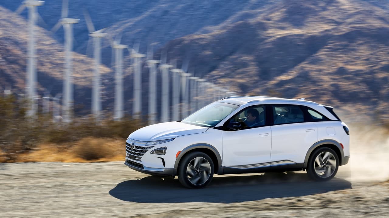 Hyundai mejoró considerablemente la 
<b>autonomía</b> del Nexo en relación al de la antigua Tucson Fuel Cell. El nuevo modelo será capaz de recorrer 
<b>370 millas por tanque </b>de hidrógeno líquido, lo cual representa una ventaja de 58 millas sobre el Toyota Mirai y de 4 millas sobre el Honda Clarity fuel cell.