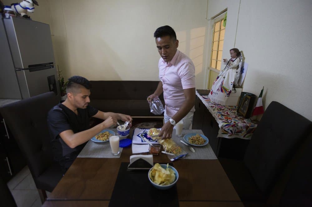 Si bien en algún momento pensó en alejarse de su labor médica, debido a que no contaba con todas las herramientas necesarias, Salas sabe muy bien lo importante que es el calor humano ante una 
<a href="https://www.univision.com/temas/enfermedad">enfermedad</a>. Al regresar de trabajar, tras maratónicas jornadas, el doctor come el almuerzo preparado por su novio Miguel Ángel Aguilar.