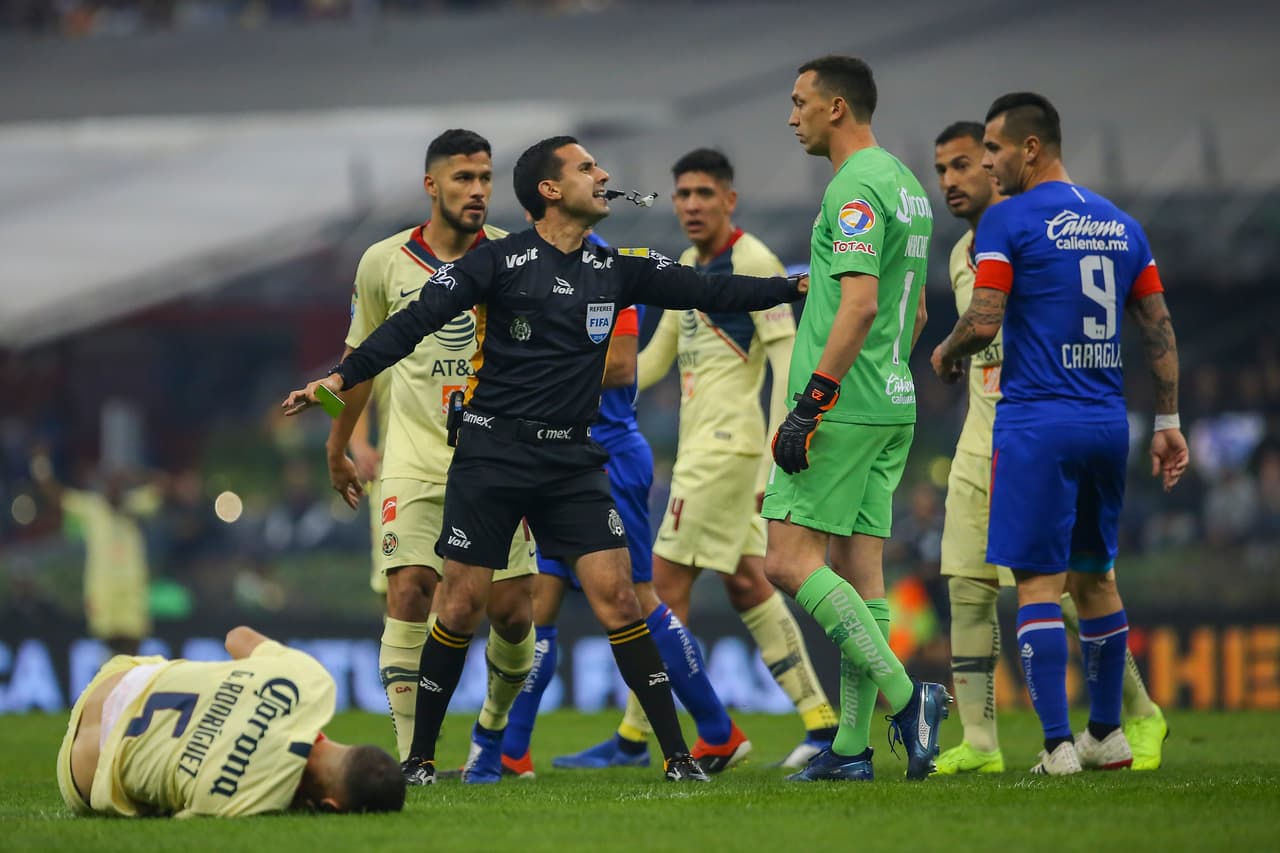 Aquí una jugada candente en la que termina amonestado Martín Cauteruccio por una dura falta sobre Guido Rodríguez, quien yace en el suelo.