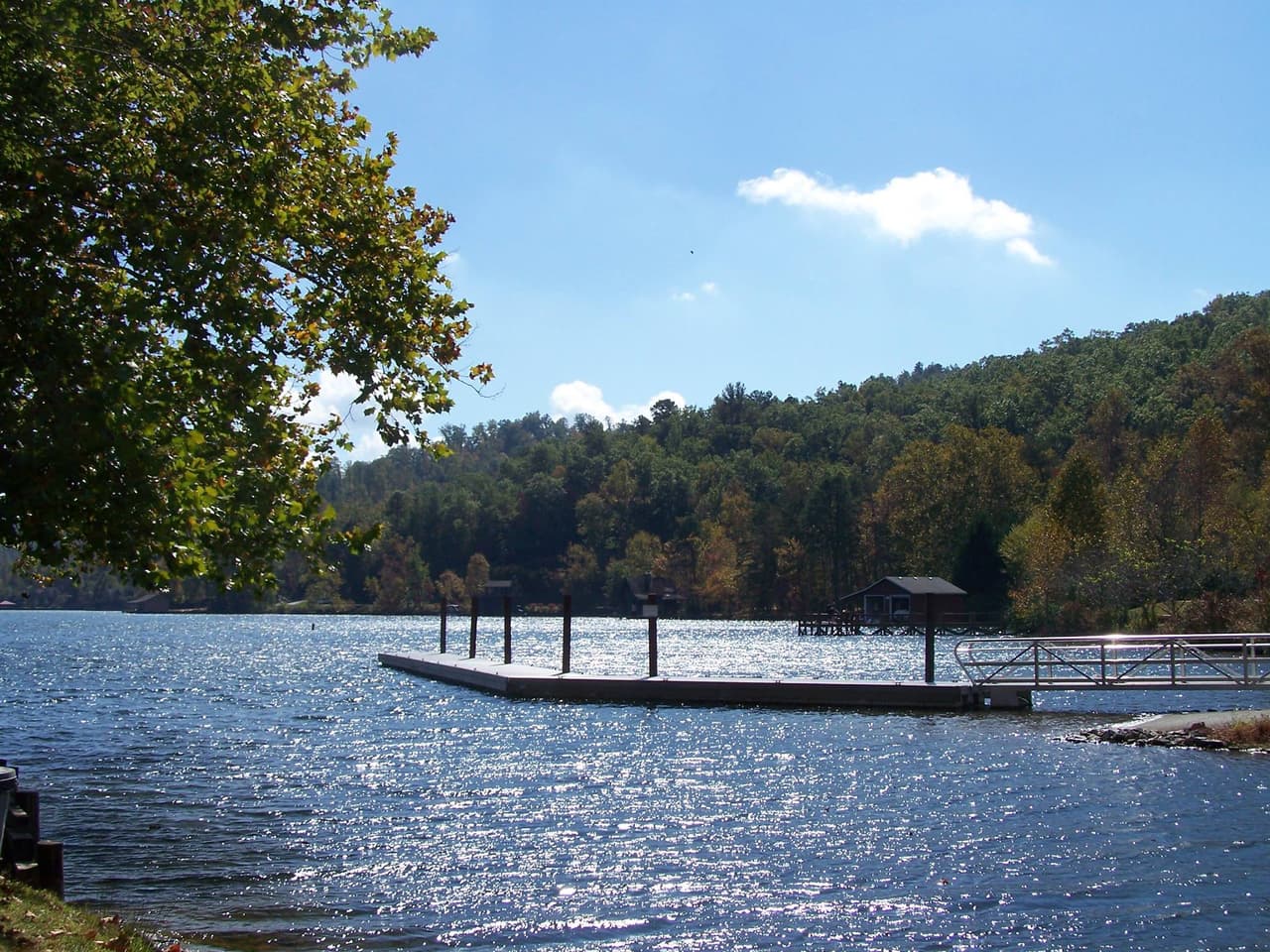 <b>Lake Burton (Clayton)</b>
<br>
<b>Sitio web</b>: 
<a href="https://www.georgiapower.com/community/environment/lakes-rivers.html">https://www.georgiapower.com/community/environment/lakes-rivers.html</a> 
<br>
<b><a href="https://goo.gl/maps/xqAWcEU5Y4Upi2zi6">Cómo llegar</a> </b>
<br>
<br>Ubicado a 15 minutos del centro de Clayton y a menos de una hora de la frontera de Carolina del Norte en el norte de Georgia, el lago Burton está en los Apalaches, parte de una cadena de lagos que fue creada por una represa. Lleva el nombre de la ciudad que ahora se encuentra en el fondo del lago cuando el área se inundó para proporcionar electricidad a los residentes. Hay 62 millas de costa y el lago cubre 2,775 acres. Incluye una playa de arena blanca popular para hacer picnics y nadar, además de ofrecer excelentes oportunidades para pescar y navegar.