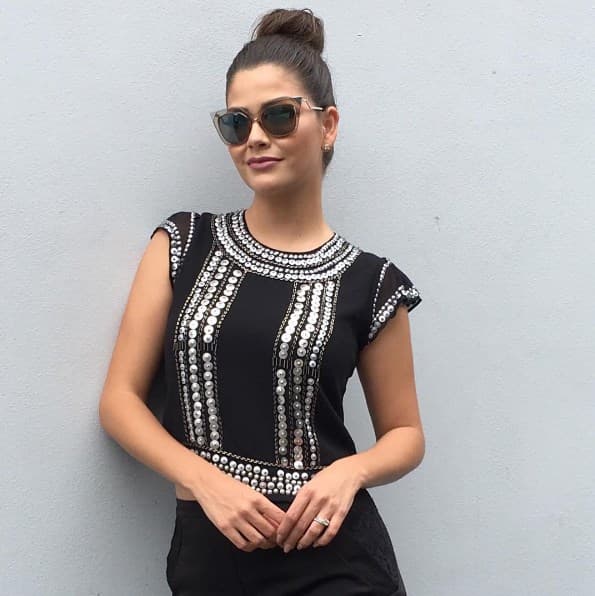 La decoración con estoperoles resalta de una manera impresionante su bello outfit.