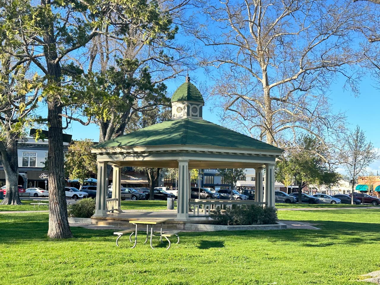 Varios de los sitios culturales e históricos más influyentes de Paso Robles se encuentran aquí alrededor de la plaza del parque del centro.