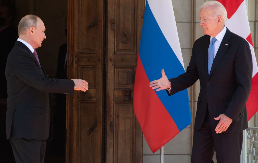 Tras días de gran expectación, finalmente se produjo el primer apretón de manos entre los presidentes Joe Biden, de Estados Unidos y Vladimir Putin, de Rusia, al inicio de la reunión entre ambos mandatarios. Biden fue el primero en extenderle la mano a su homólogo ruso, quien tuvo que acercarse para estrecharla.