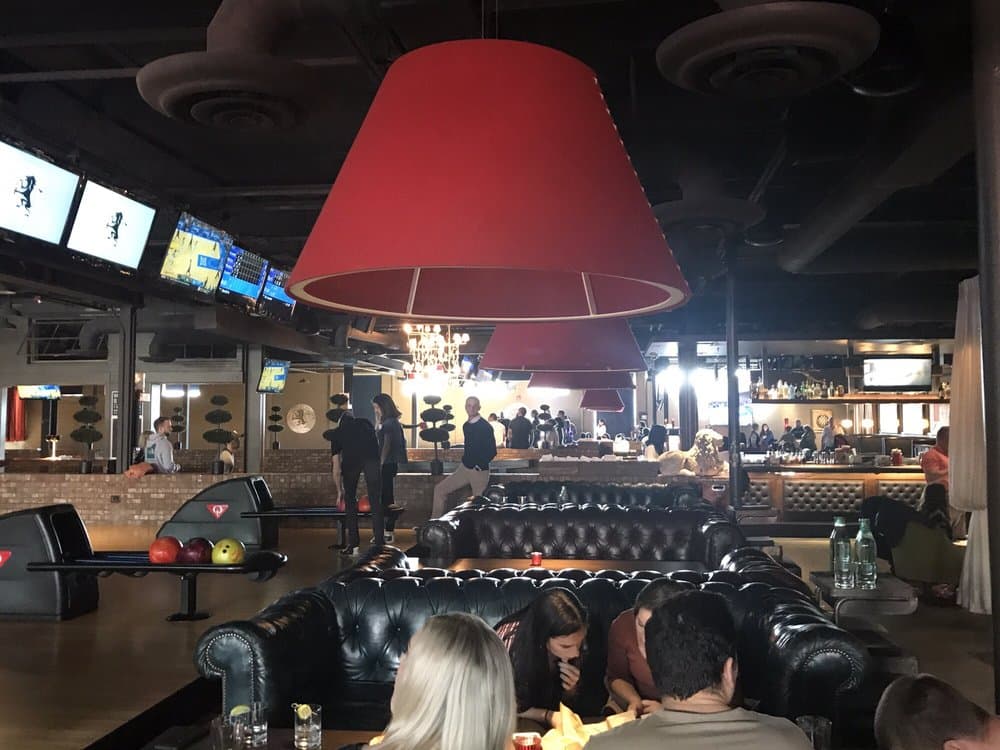 <b>The Painted Pin</b>
<br>Dirección: 737 Miami Cir NE Atlanta, GA 30324
<br>Teléfono: (404) 814-8736
<br>Sitio web:
<a href="http://www.thepaintedpin.com">http://www.thepaintedpin.com</a>
<br>
<b><a href="https://www.yelp.com/map/the-painted-pin-atlanta-3">Cómo llegar</a></b>
<br>
<br>The Painted Pin es un exclusivo bar boutique, pista de bolos y entretenimiento en un espacio de almacén industrial en el corazón del círculo de Buckhead, según sus dueños.