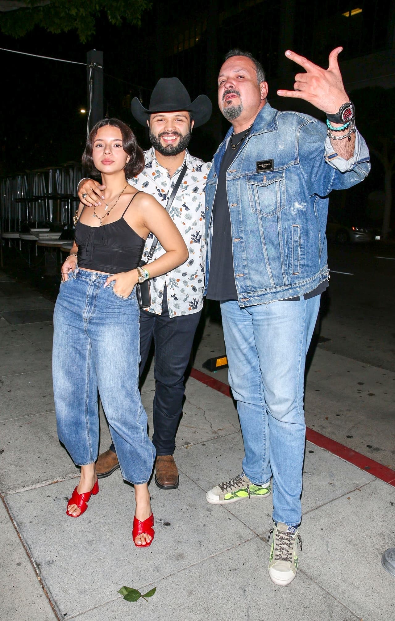 Los tres cantantes posaron para el paparazzo a las afueras de Mr. Chow, restaurante de comida china.
<br>