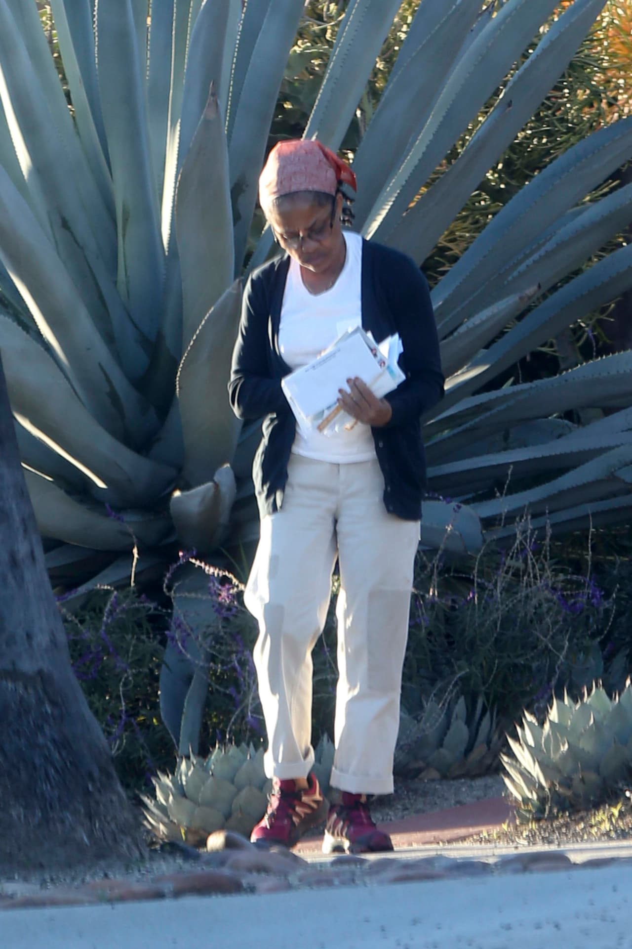 La madre de la duquesa de Sussex vestía ropa informal y estaba muy atenta revisando cada uno de los sobres.
<br>