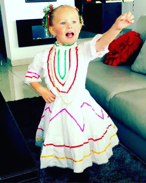 Además le encanta modelar, ¿qué tal se ve con este típico vestido mexicano?