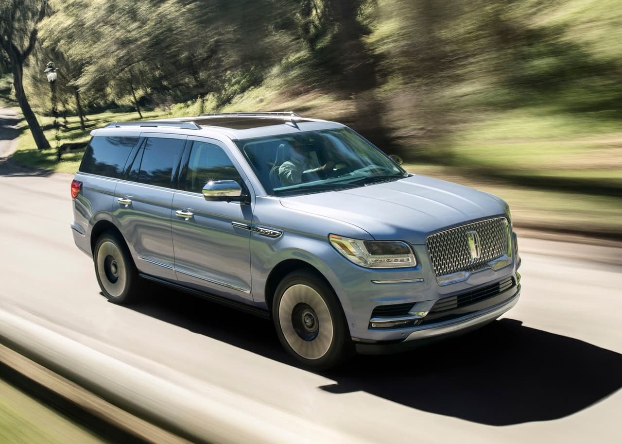 <h3 class="cms-H3-H3"><b>20. Lincoln Navigator</b></h3>
<br>
<br>La Lincoln Navigator actualmente es fabricada en Louisville, Kentucky. Comparado al ranking del año pasado, esta SUV de lujo subió de la posición 54 a la 20. Su precio inicial es de $76,705.
<br>