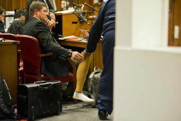 El atleta dejó al descubierto las prótesis, para quitárselas después y demostrar las dificultades que tiene para desplazarse sobre sus muñones.