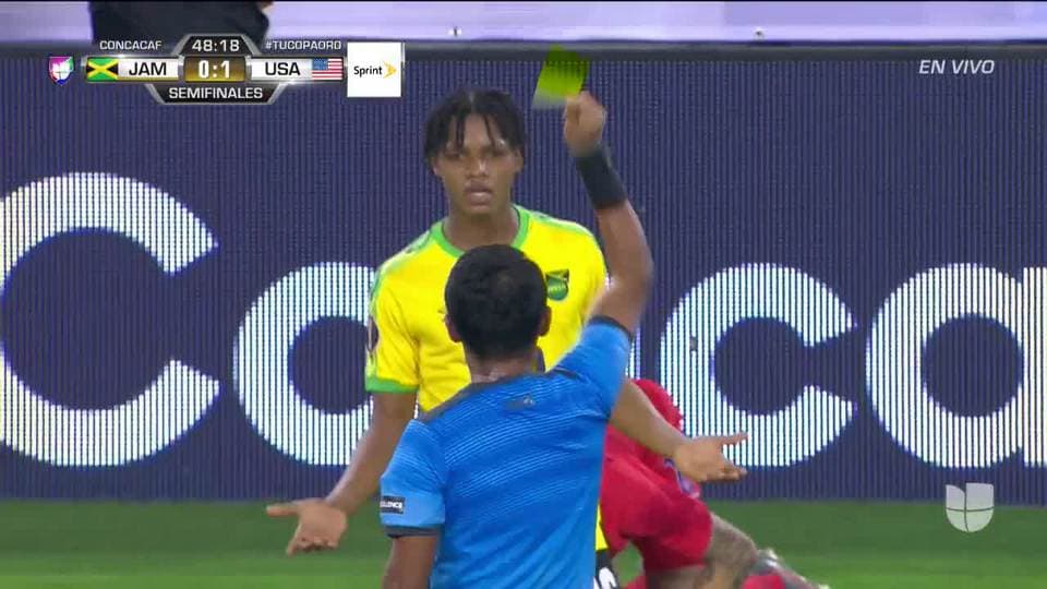 Tarjeta amarilla. El árbitro amonesta a Peter-Lee Vassell de Jamaica
