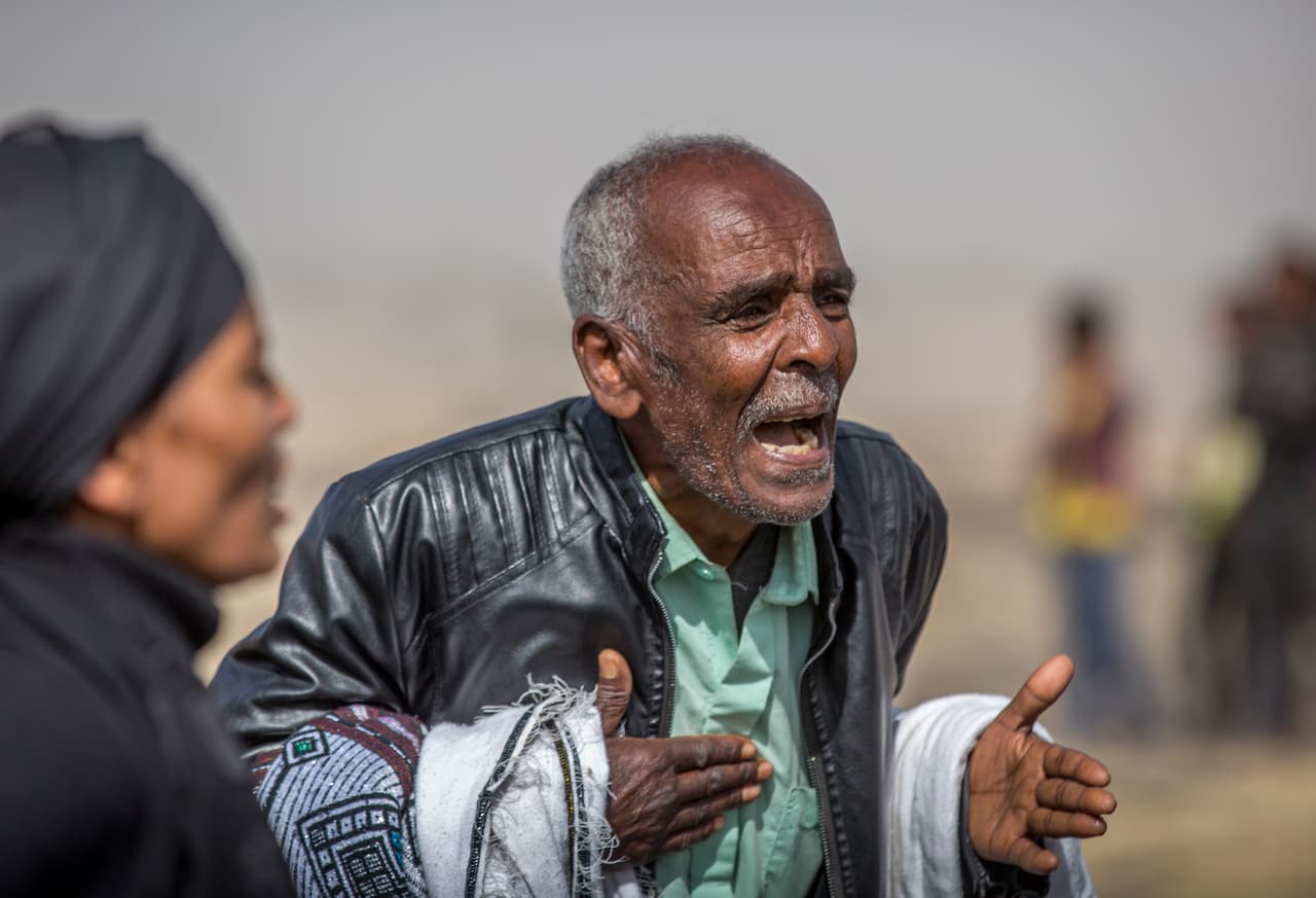 Para los etíopes, el accidente es una tragedia nacional, e incluso gente que no perdió a ningún allegado fue hasta el lugar del accidente.