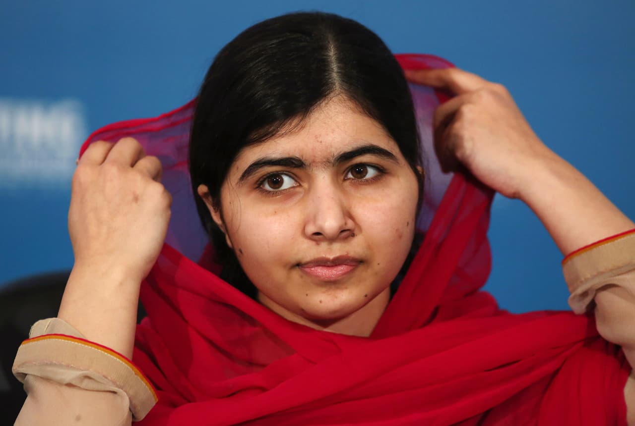 <b>Malala Yousafzai</b>. ¿Cómo se atreven los talibanes a quitarme mi derecho fundamental a recibir una educación?. Esta pregunta la hacía Malala cuando apenas tenía 12 años. Los talibanes intentaron quitarle algo más. Tras un intento de asesinato en el que recibiró un disparo en la cabeza, Malala sobrevivió y continuó su labor en defensa del derecho de las niñas a tener acceso a la educación. 
<br>En 2014 recibió el Premio Nobel de la Paz.