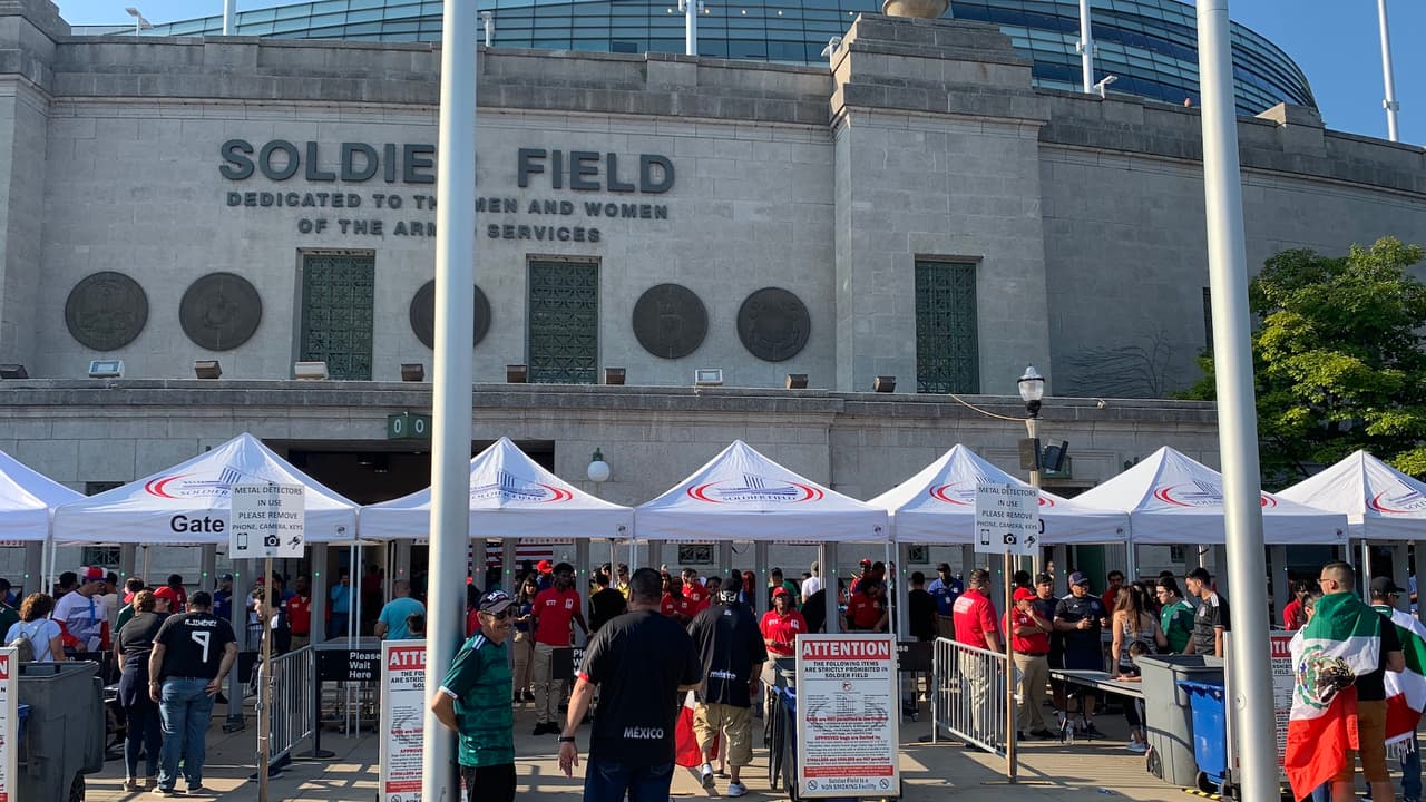 Soldier Field puede albergar más de 60 mil aficionados. 
<a href="https://www.univision.com/local/chicago-wgbo/que-puedes-llevar-y-que-no-puedes-llevar-a-soldier-field-en-la-final-de-copa-oro">Recuerda saber qué puede llevar y qué no al estadio. </a>
