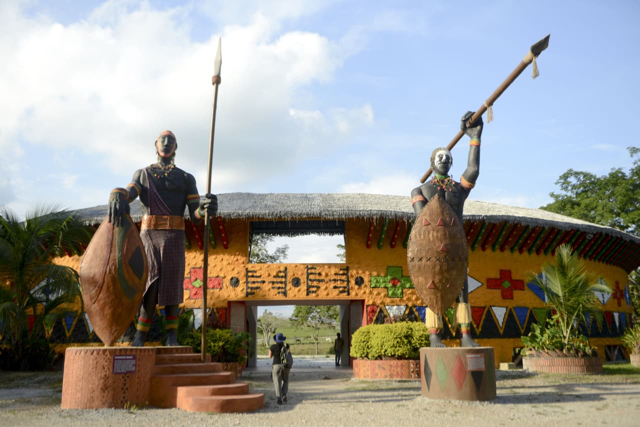 Existen estatuas de tribus indígenas gigantes.