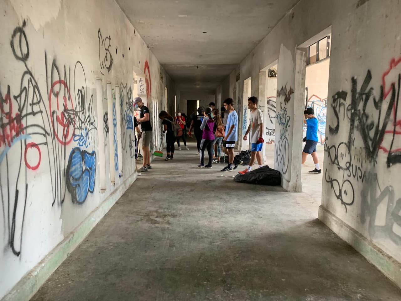 "Vamos aprovechar y pintar de blanco todas esas paredes escritas, luego que el equipo de limpieza se encargue de los pisos", dijo Ayala Cruz en Facebook.