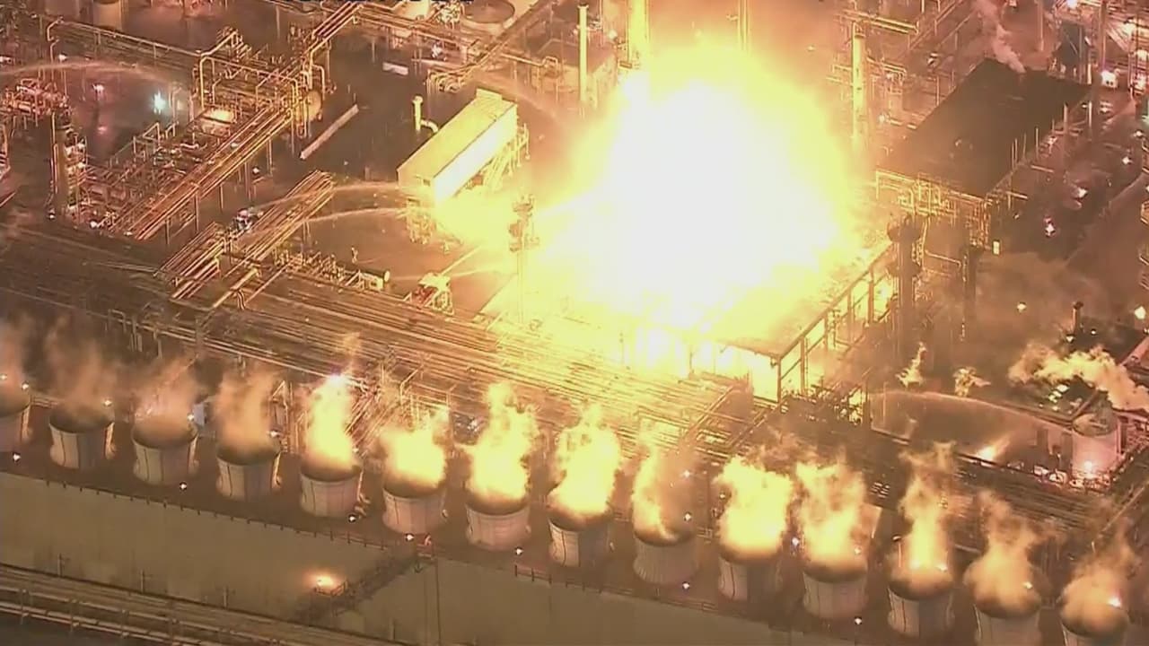 Esto es lo que se sabe sobre la explosión e incendio en la refinería Marathon Petroleum en Carson