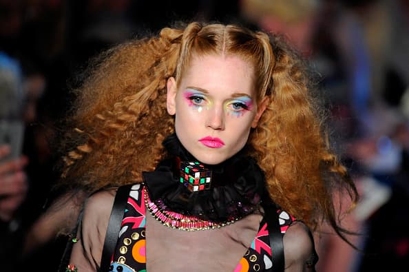 Los pálidos y amuñecados rostros y ojos prominentes de inspiración Momoko se hicieron notar en las pasarelas de primavera-verano 2016, como es el caso de Marni, Manish Arora, Louis Vuitton y Jill Stuart, entre otros.