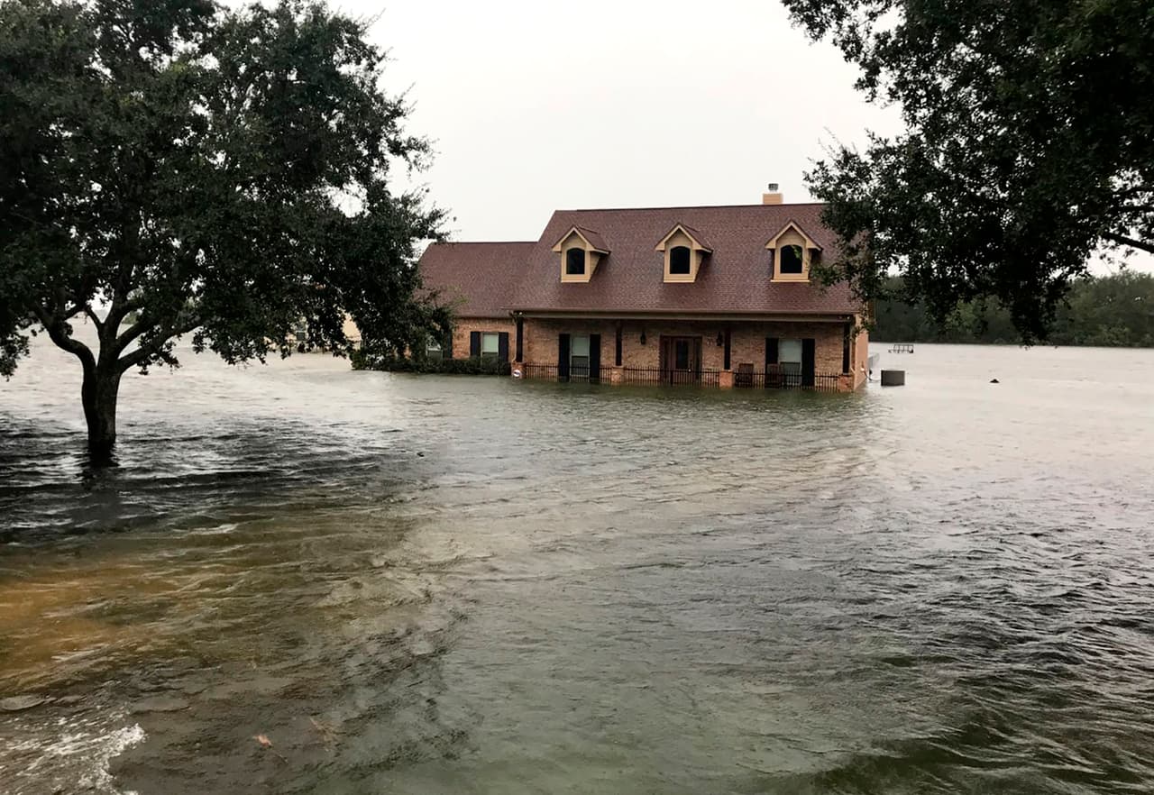 Las inundaciones en el condado de Chambers, en el poblado de Winnie, uno de los más afectados por las lluvias de la depresión tropical Imelda.