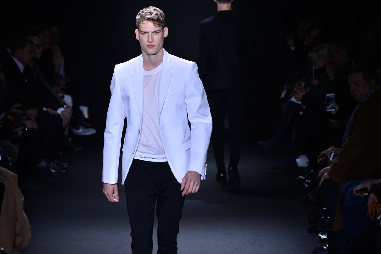 Para un 
<i>throwback</i> de lujo a la era que vio nacer a personajes como Snoop Dog, de los que J Balvin es heredero musical, Calvin Klein Collection incorpora su característica tira de calzoncillos Calvin a modo de pretina, para su colección Otoño-Invierno 2016-2017. J Balvin, hombre de múltiples camisetas, sabe, además, que hay de camisetas a camisetas (y esta no es tu típica Fruit of the Loom).
<br>