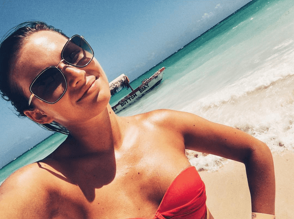 Irina Baeva demostró su profesionalismo para interpretar a una villana.