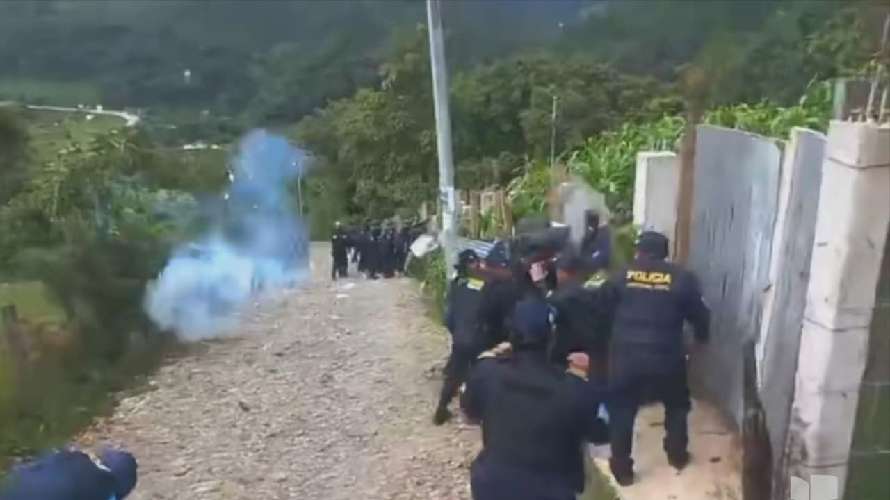 Violento desalojo: Así sacaron a una adulta mayor de su casa en Guatemala; su hijo solicitó el despojo