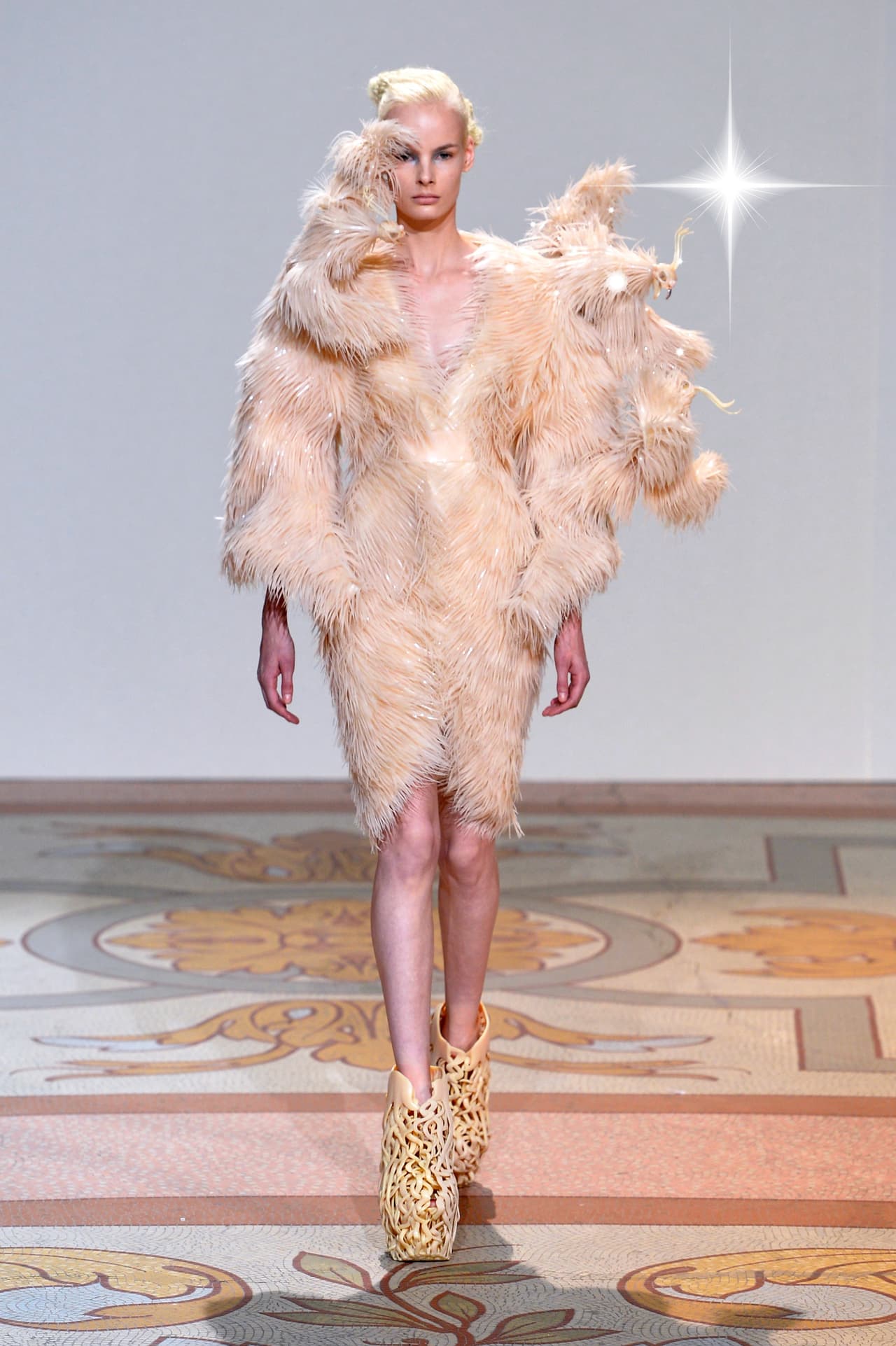 La diseñadora holandesa Iris Van Herpen es una de las grandes protagonistas de la exhibición 'Manus X Machina' que se muestra hasta el 14 de agosto en el Museo Metropolitano de Nueva York. Con plumas de silicona cortadas en láser, que luego son pegadas a mano, una a una, para crear sus vestidos, esta diseñadora ha llevado los diseños tradicionales de la Alta Costura a otros niveles insospechados. Este vestido perteneciente a la colección otoño 2013-2014 se exhibe en el museo evidenciando que la moda siempre ha intentado imitar las excentricidades de la naturaleza.