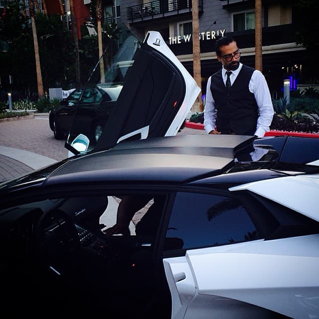 El 
<b><a href="http://www.univision.com/temas/lamborghini">Lamborghini</a></b> propiedad del cantante dispone de un motor V12 de 6.5 litros generador de 700 caballos de fuerza y 509 libras-pie de torque, con una aceleración máxima de 217 mph.