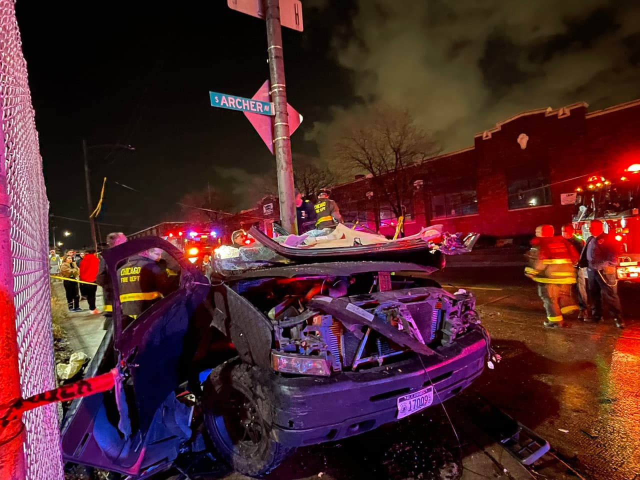 Al parecer, otro conductor los hizo perder el control y estrellarse contra el poste. El conductor de la pick-up perdió la vida en el lugar.