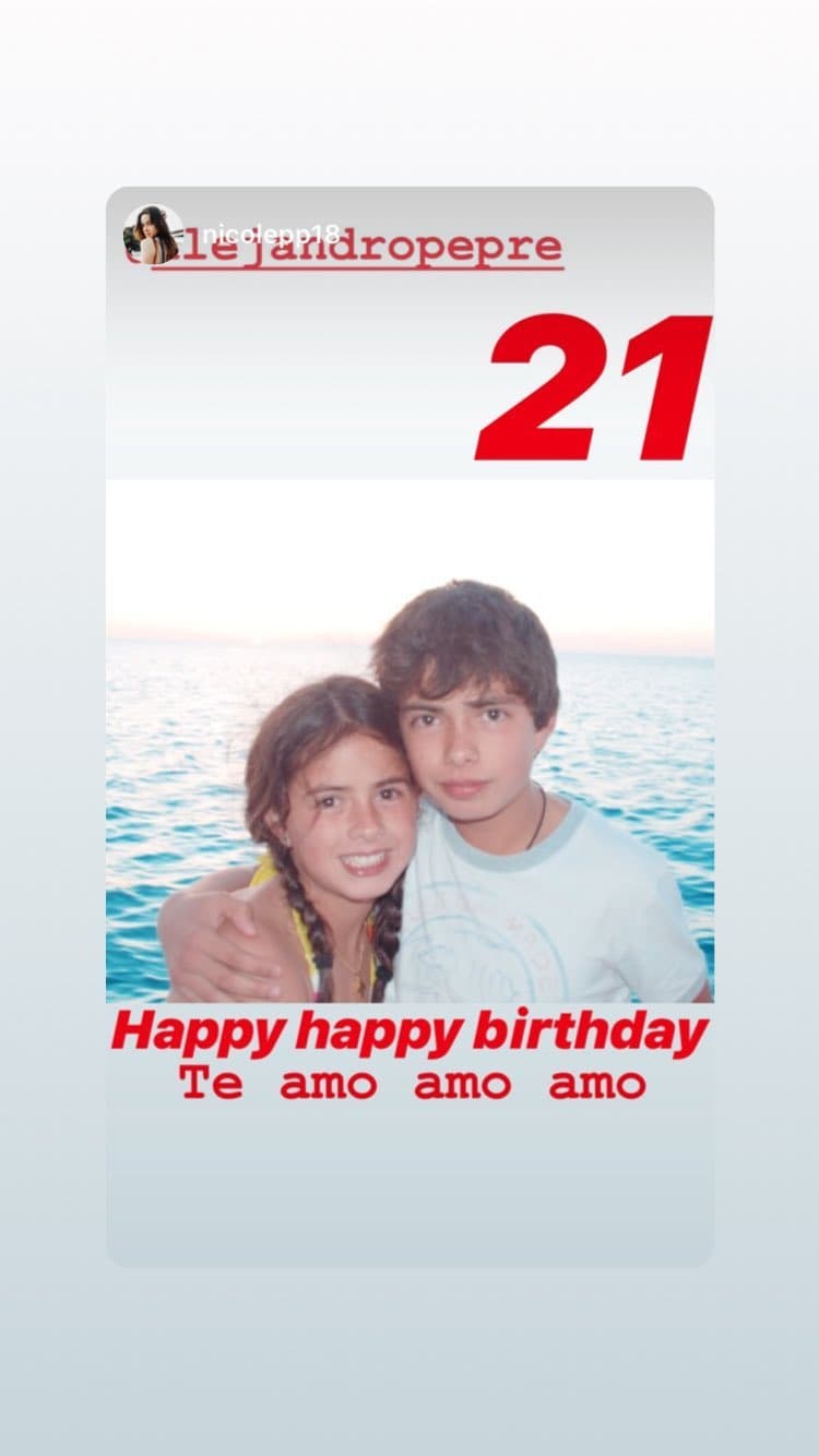 Entre tanto su hermana Nicole lo celebró con una fotografía de la niñez.