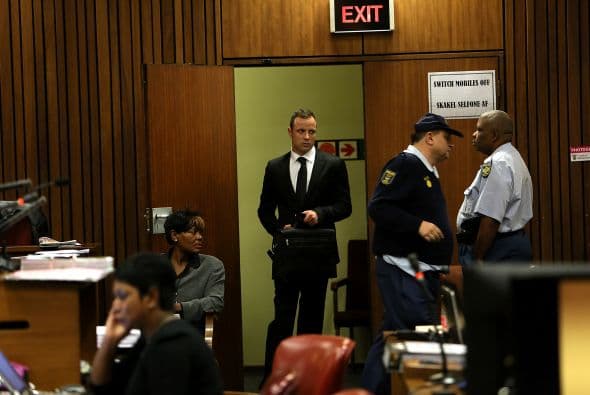 Ese día se mostró un video del atleta practicando tiros y luego imágenes del cuerpo de Steenkamp tras los disparos.