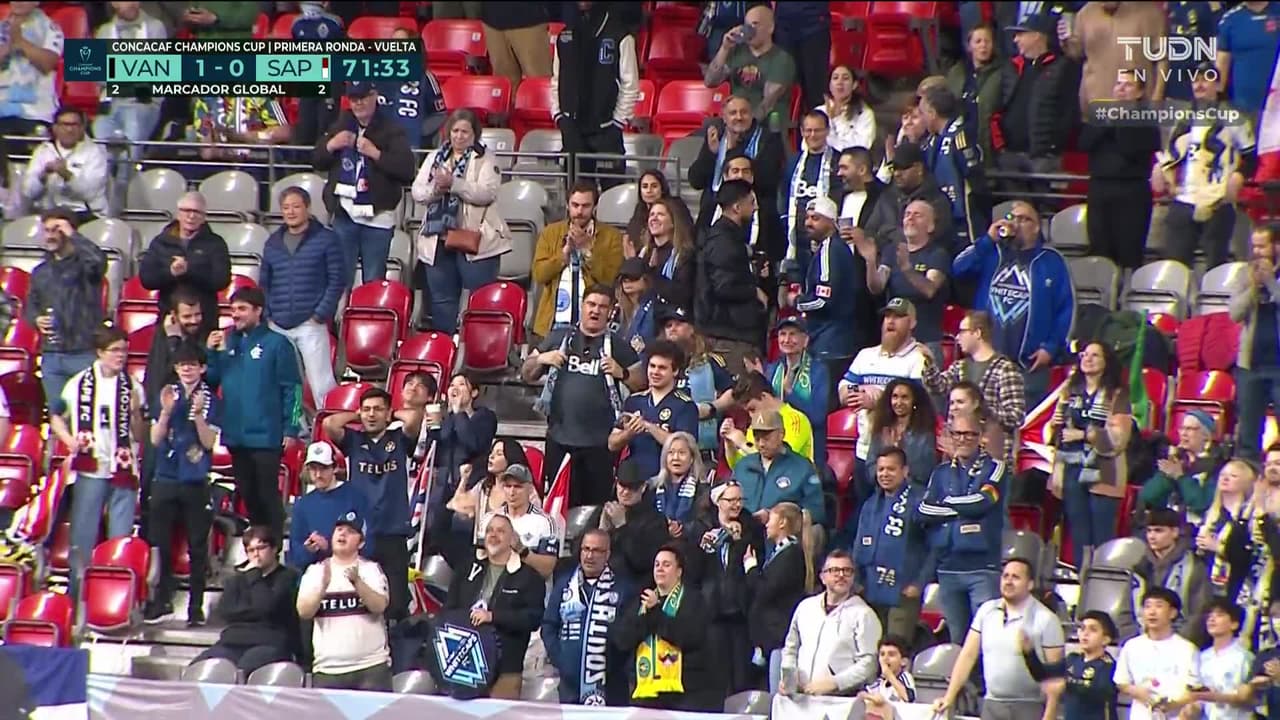 ¡CERCA! Brian White disparó que se estrella en el poste.